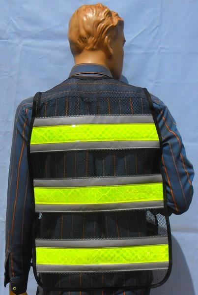 < img src="blusaocinza05M.jpg" alt="colete refletivo tipo blusão cor cinza">