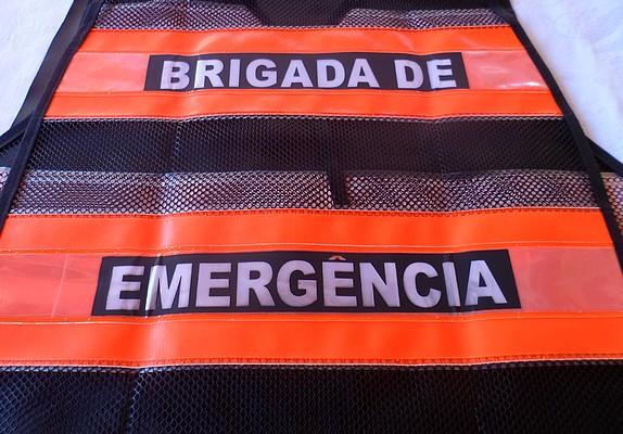 < img src="imagem.jpg" alt="imagem de colete refletivo para brigada de emergência">