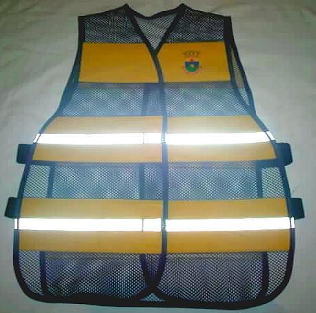 alt="colete refletivo amarelo"