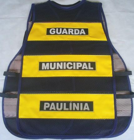 alt="colete refletivo amarelo"