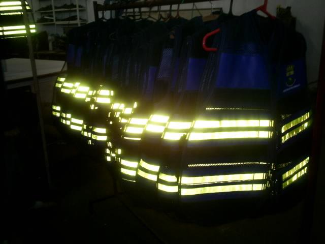 < img src="coletes-refletivos-guardas-municipais.033.jpg" alt="colete refletivo tipo blusão para guardas municipais">