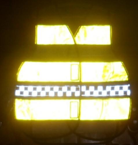 < img src="3039.jpg" alt="colete refletivo tipo blusão amarelo-fluorescente">