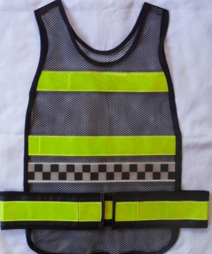 < img src="colete refletivo tipo manta" alt="colete refletivo tipo manta com gravação xadrez sillitoe">