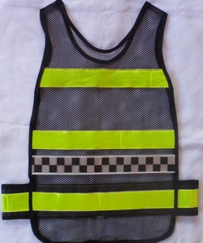 < img src="colete refletivo tipo manta" alt="colete refletivo tipo manta com gravação xadrez sillitoe">